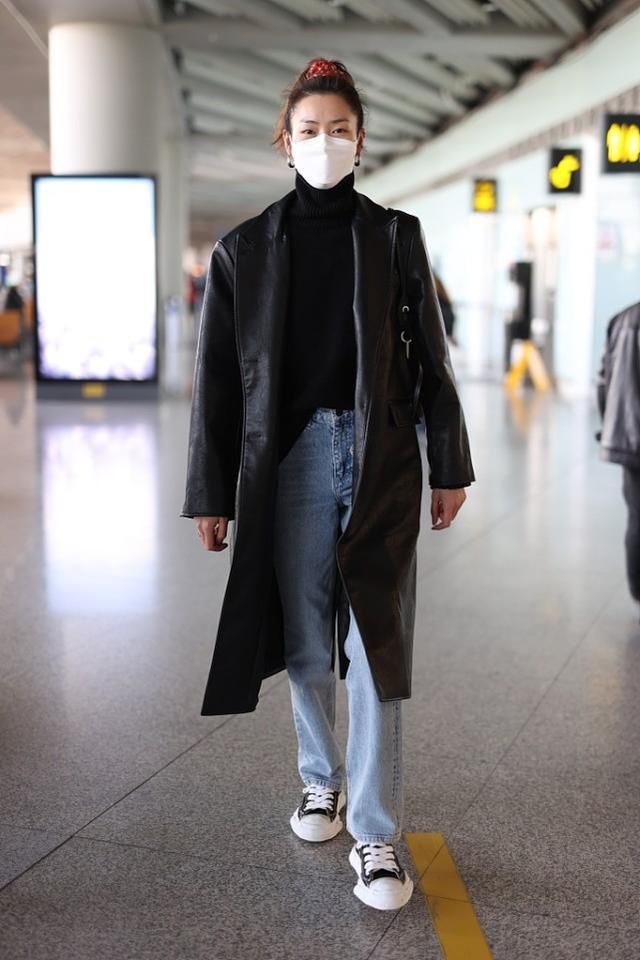 刘雯的178身高真不白给,标准九头身帅气有型,头上的小红花亮了