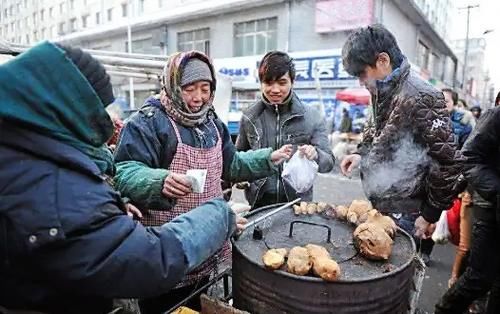  一滴水|原来烤红薯这么简单，放入电饭锅不加一滴水，红薯个个都香甜软糯