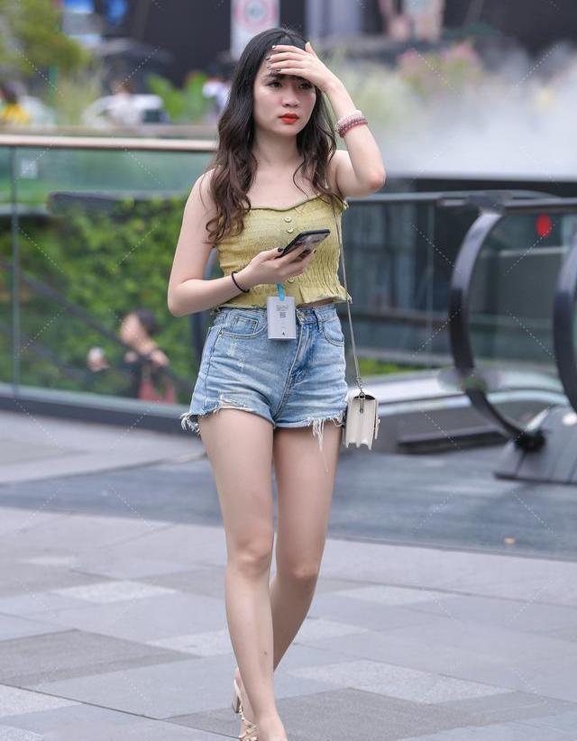 黄绿色|街拍美女:黄绿色弹力针织衫,搭配灰蓝短裤,性感俏丽小女孩穿搭