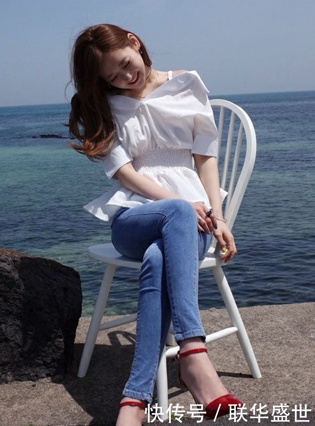 美女|美女搬一张椅子,穿着牛仔裤,坐在海边吹风,身材显得清新又吸睛