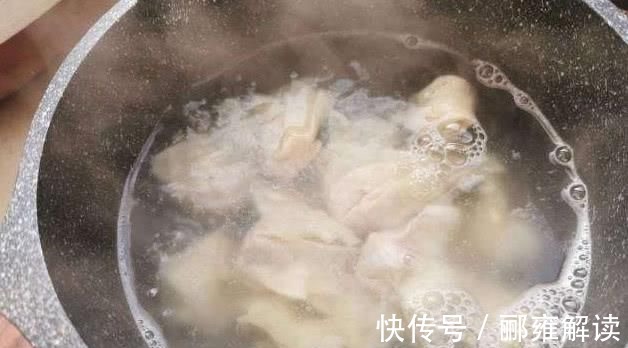 自制馄饨，汤是关键，只需4样放在一起，开水一浇，味道一点不差