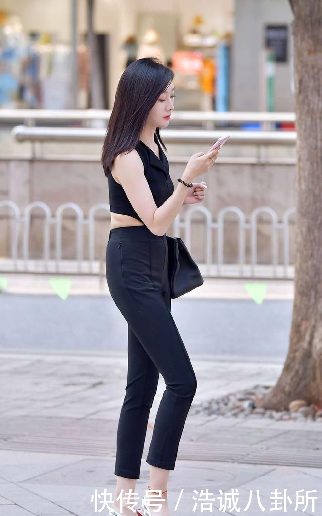 委婉|优雅的气质美女,黑色铅笔裤穿出了纤细的身材美,委婉又迷人