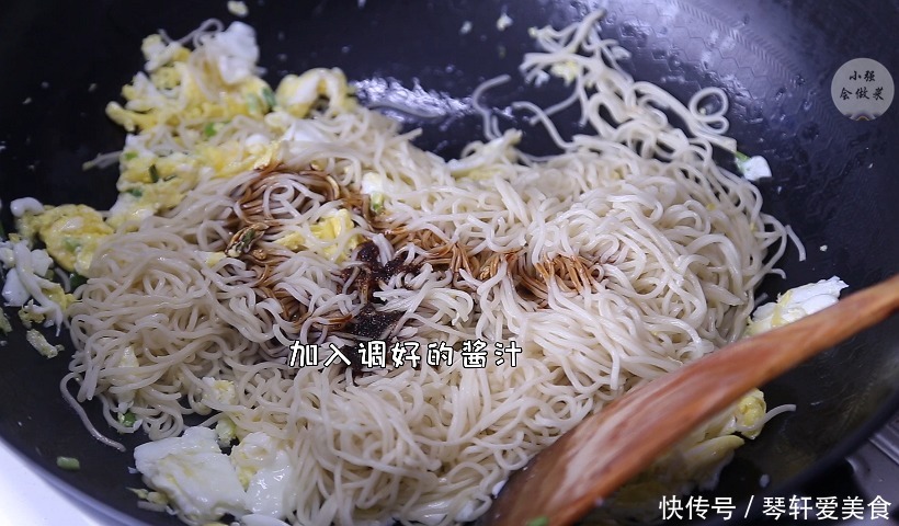 面条|上班族快来学学,这样做酱油炒面又快又好吃,以后不用点外卖了