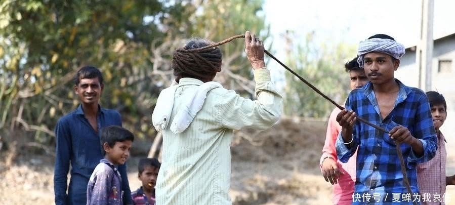 盘头|男子51年不剪头发,长年将头发盘头上,展开后竟长达15米!