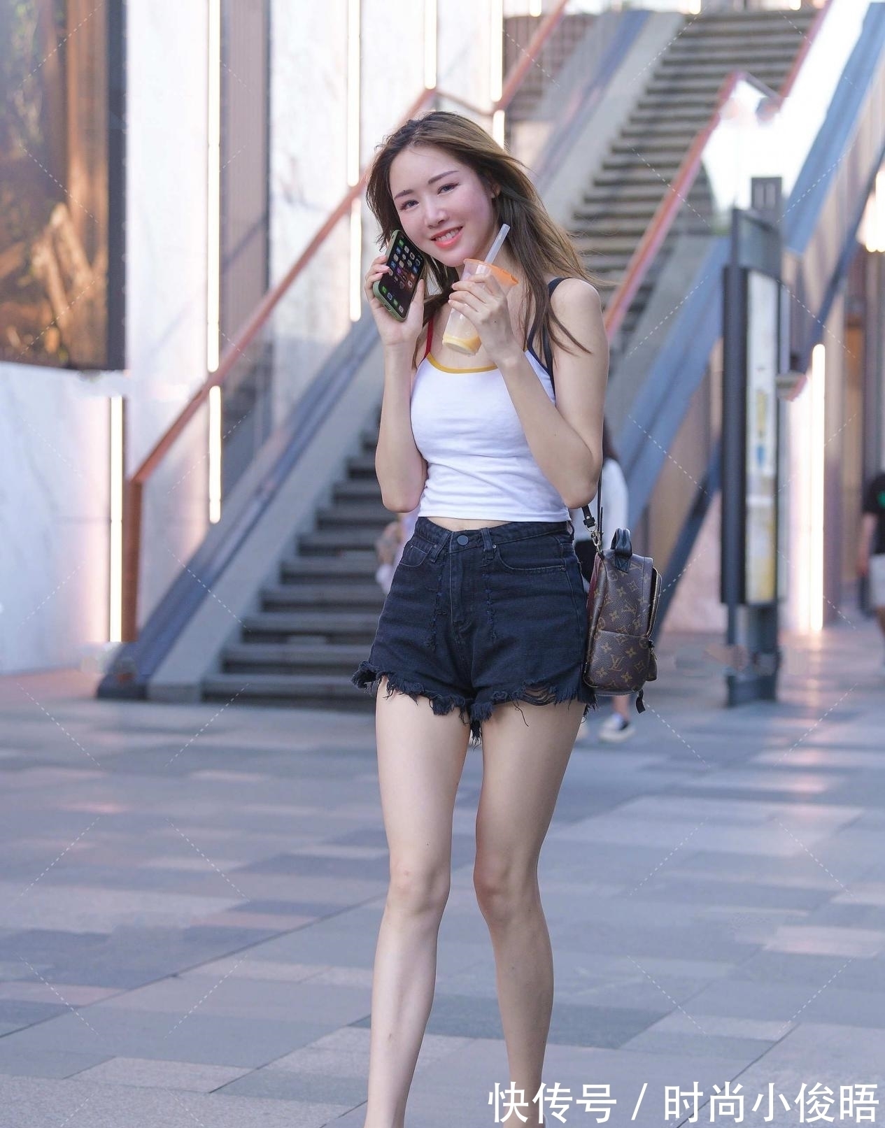 穿搭 简单背心,搭配黑色短裤,保持清爽又能有型