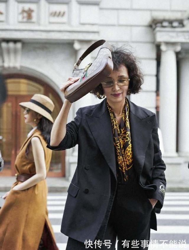 颜色 上了年纪的女人,要懂得丝巾的“三要三不要”,会美得更优雅得体!