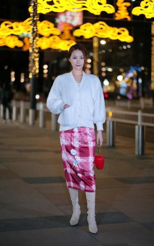 针织衫+小白裤，造型既吸睛又不会过于跳脱，很是养眼