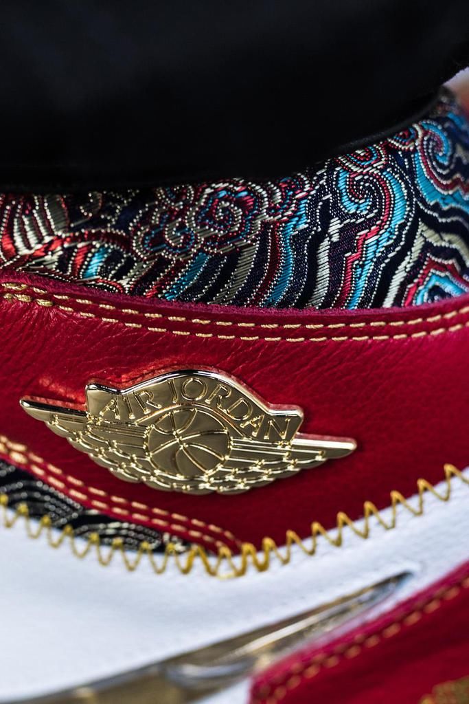 AJ1 钩子里灌水新玩法“牛转钱坤”，限量仅 88 套！