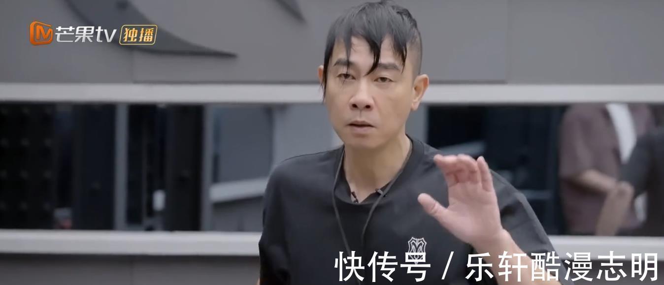 《披荆斩棘》陈小春化身摇滚老炮儿，游乐园表演舞台，惊喜连连！