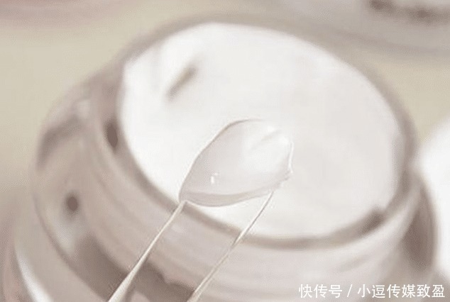 爽肤水倒手上就开始拍?医生哭笑不得:果然是人傻钱多!