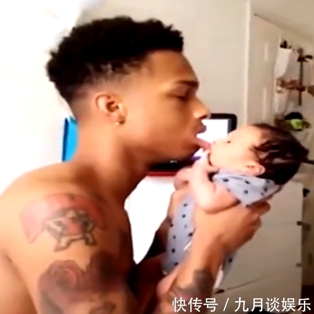 亲吻|爸爸亲吻刚出生五天的宝宝,接下来宝宝的反应,让妈妈笑抽了