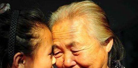 当家长|因担心没钱上幼儿园,孙女不让奶奶买草莓,别让“哭穷”毁了孩子