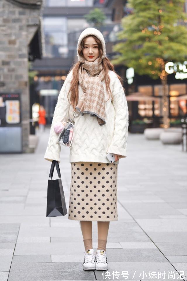 打底裤|街拍:美女黑色的穿搭显瘦显气质,从内而外散发青春气场,美美哒