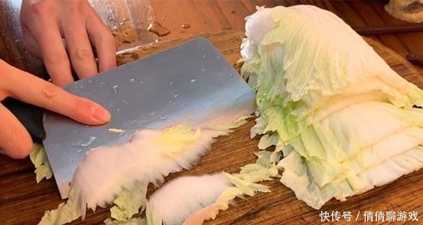 今天做道白菜粉条炖豆腐,汤汁浓郁,豆腐吸满汤汁,超级下饭