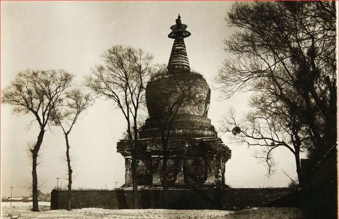 伪满|伪满时期的奉天,盛京老街还有牌楼,市政公署门口有俩伪军站岗