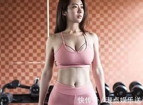 男生|“倒三角”的小姐姐火了,当她举起双手的一刻,男生自叹不如