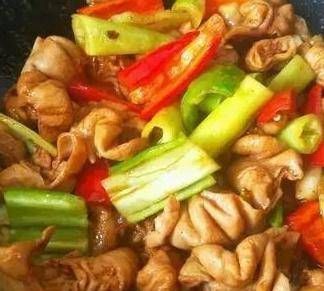 别再直接炒肥肠了，记住这两点，炒出来的肥肠又香又嫩