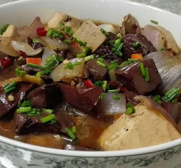  难怪|煮猪血时，很多人跳过这1步，老伙夫：难怪猪血又老又腥