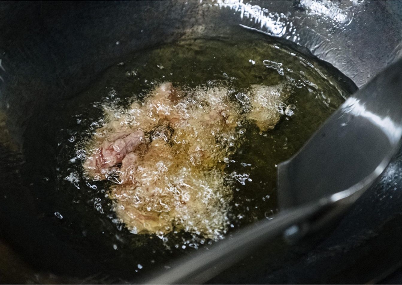 腌牛肉|牛肉又老又硬，因为你只会加生粉，大厨一招就把牛肉变得又嫩又滑