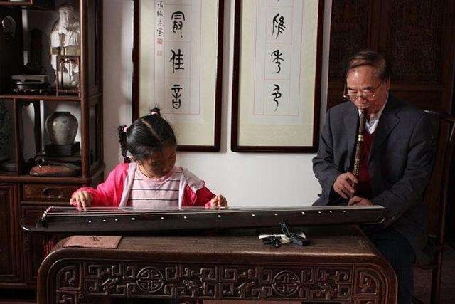 家长|“最孝顺宝宝”火了,爬上桌子给90岁太爷爷喂饭,网友:看哭了