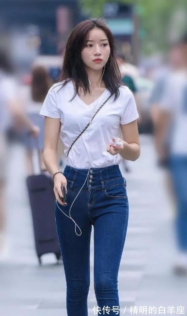 牛仔裤 白V领T恤配牛仔裤,简约而时尚的穿搭,尽显青春美丽