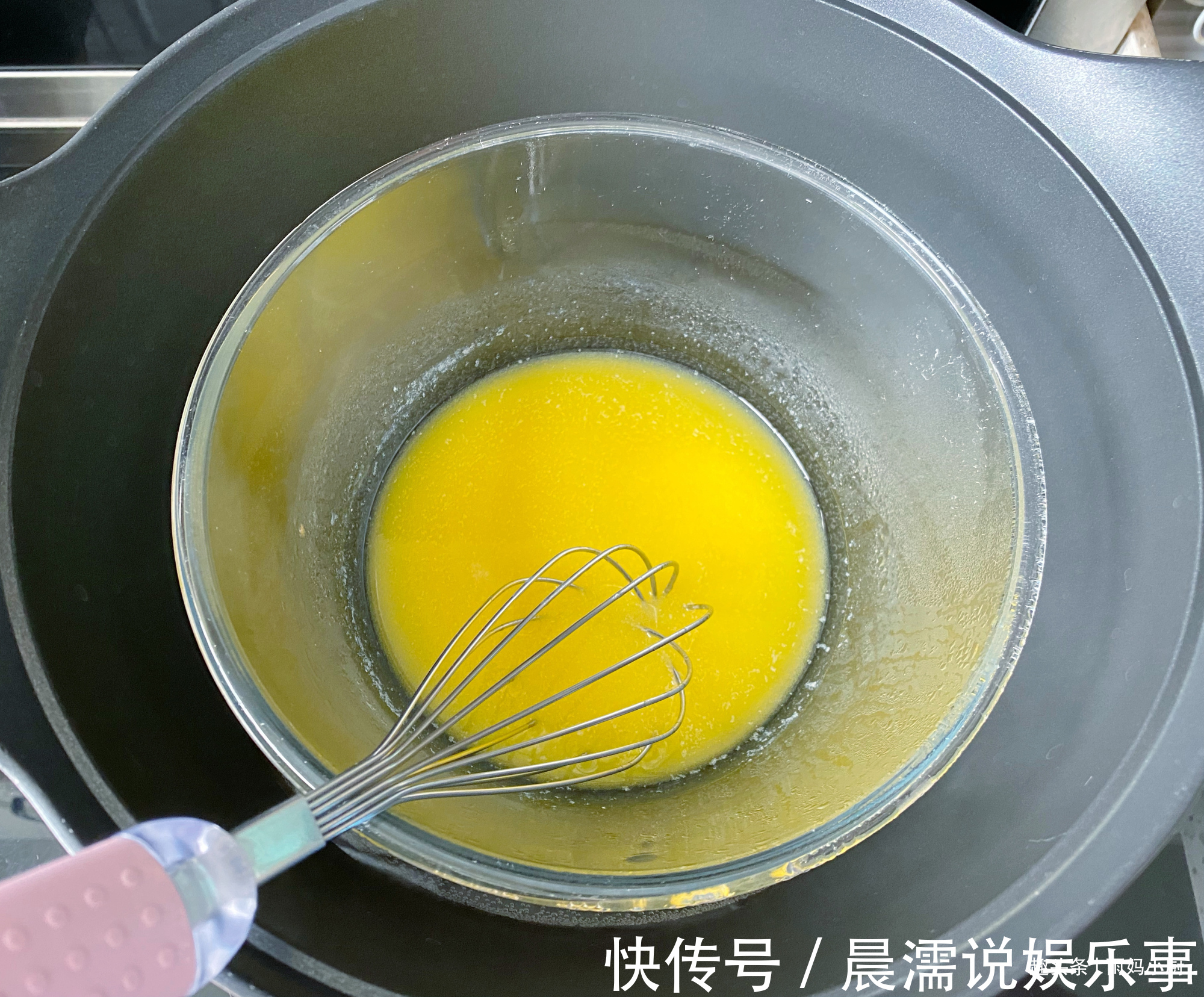 香酥粒|10分钟搞定,爆浆蓝莓麦芬蛋糕,外酥里软好美味,秒杀蛋糕店