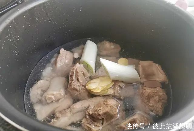 排骨|排骨焯水后为什么又腥又柴？看了大厨的做法，原来是用错水了！