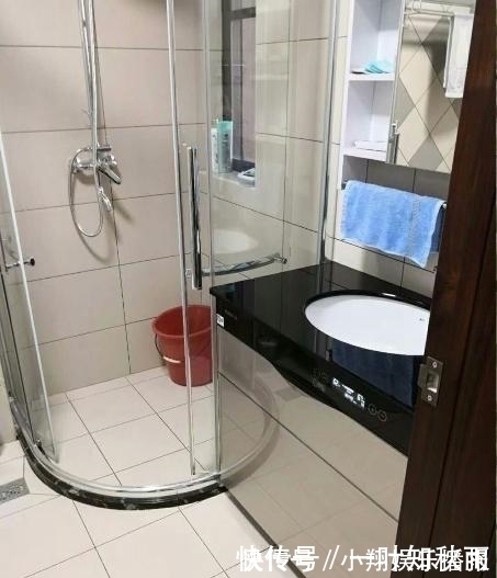 卫生间装|头一次见卫生间热水器不挂墙上,这样放太聪明了,好看又不占地