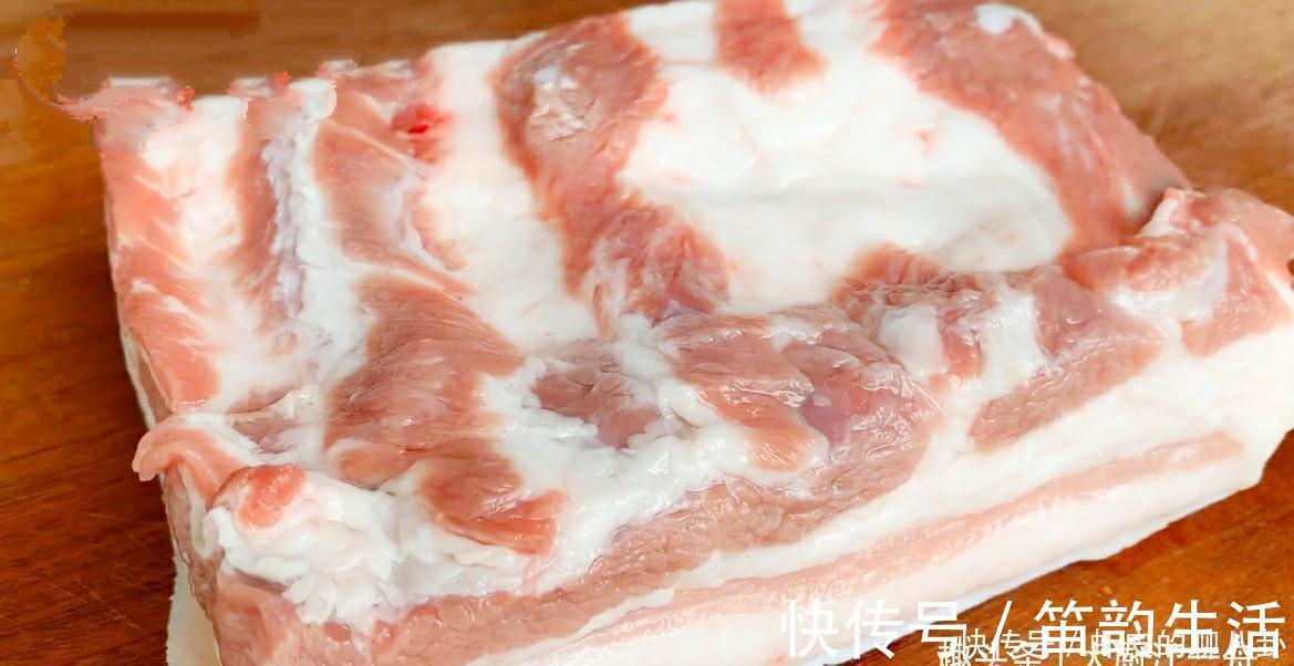五花肉别再红烧了，教你个秘制做法，开胃又解馋，农村待客全靠它