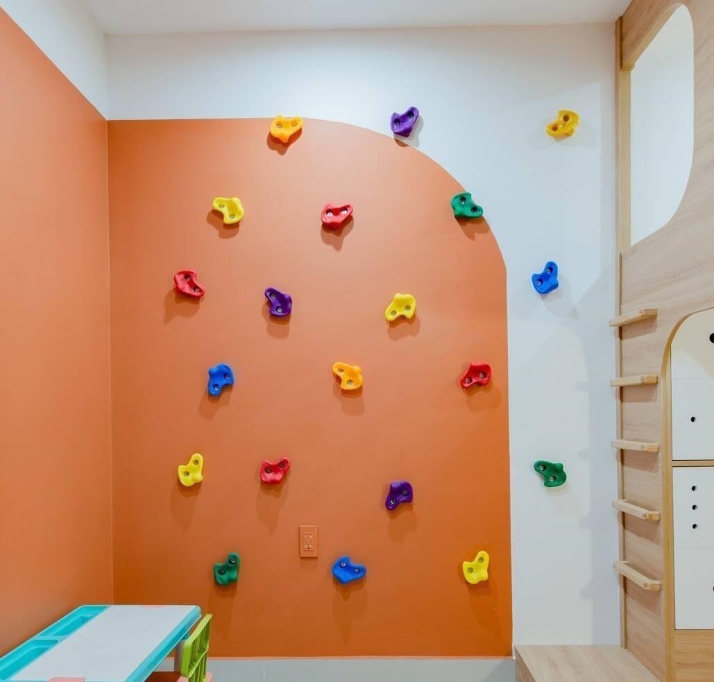 上下铺|78㎡“去客厅化”，扔掉沙发靠墙打5cm高地台，一家5口越住越宽敞