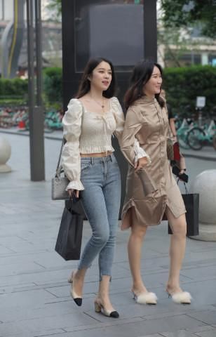 小姐姐身穿牛仔裤，简单穿搭就很美，靓丽十足！