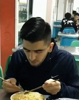 |搞笑GIF趣图:漂亮妹子在路边忙着自拍也能收到路人打赏小费