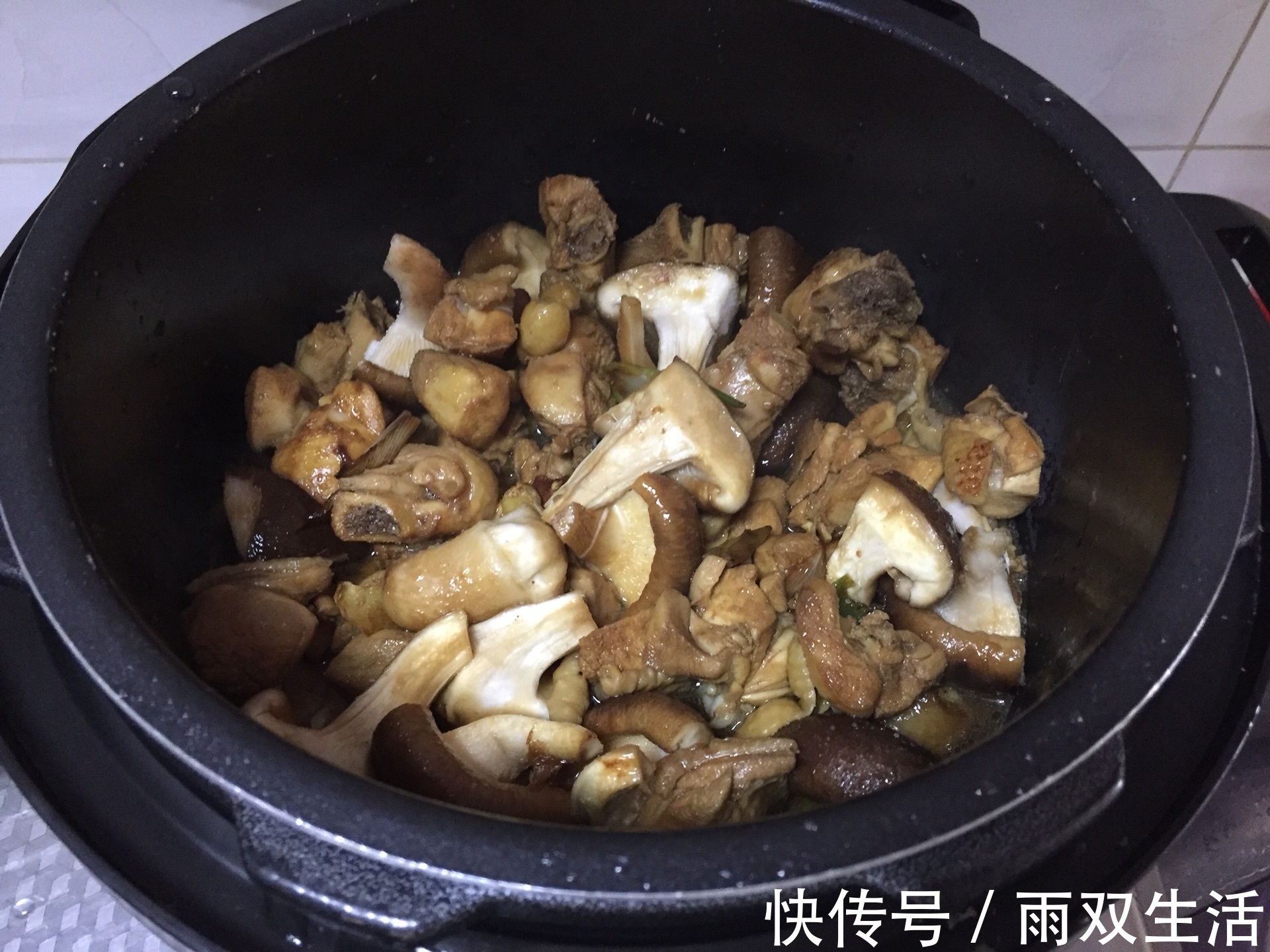 鸡肉|营养丰富的香菇炖鸡,制作简单,香气四溢