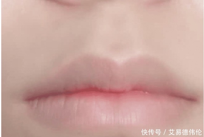 心动|咬唇妆已经过时了!最近流行这种“M微笑唇妆”,直男看了也心动