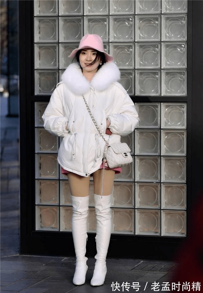 粉红色|白色过膝长靴,粗跟尖头设计,搭配白色短款羽绒服