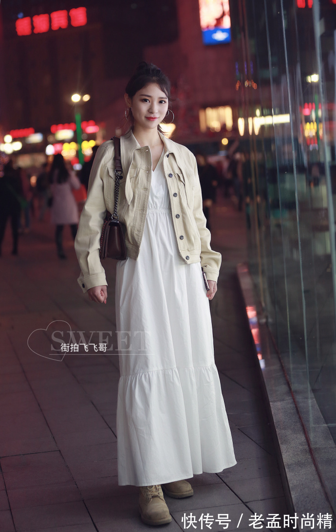 街拍,露肩装搭配格子裙,性感与魅力并存!