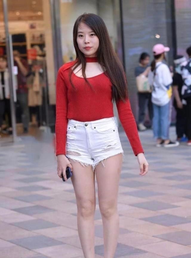 高跟鞋 红色修身上衣搭配白色牛仔短裤,温婉柔顺,淑丽姣好!