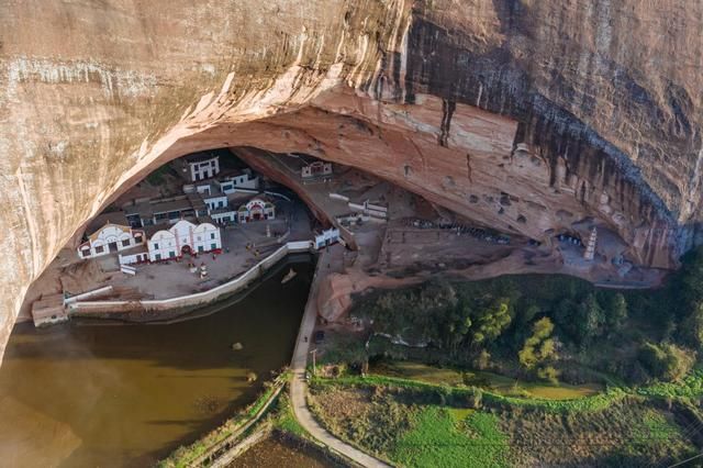 丹霞地貌|郴州有一个神奇的县，什么建筑都喜欢建在山洞里