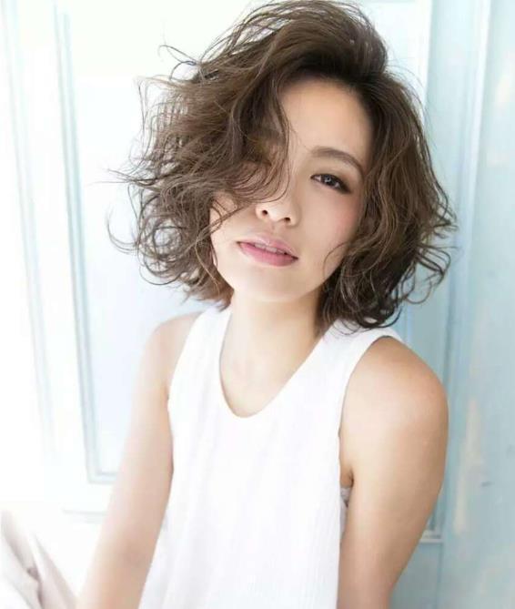 肤色|五十岁女人要避开三款发型,第一款显老,第二款显胖,第三款显黑