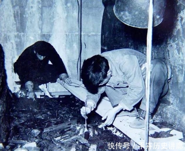 万历|老照片再现定陵发掘:图6提取皇冠,图9万历皇帝的遗骸姿势很怪异