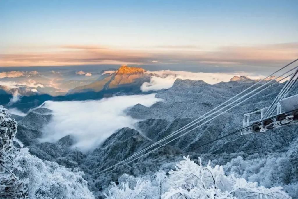 1小时飙拢！去重庆看雪！云海雪山森林，下山还能泡温泉！