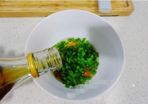 鸡蛋别再用油炒了,跟我学这么做,成品水水嫩嫩的入口即化太棒了