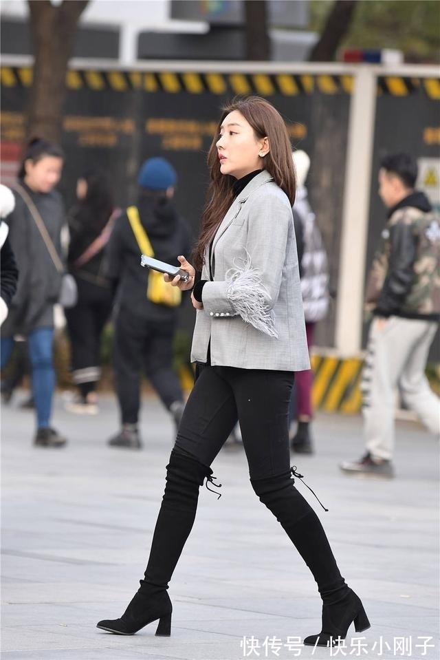 西服 黑色紧身裤搭配黑色粗跟过膝长靴，浅灰色西服，混搭也可以很精致