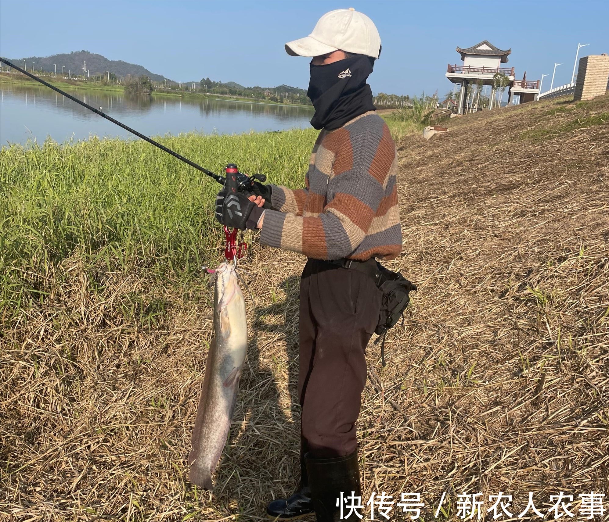 广东一男子的野钓大鱼梦,首次钓获30斤的鲶鱼,激动地举过了头顶