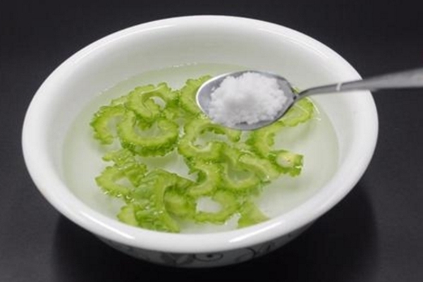 苦瓜营养却难吃只需简单的切掉“苦源”，苦瓜变“香瓜”