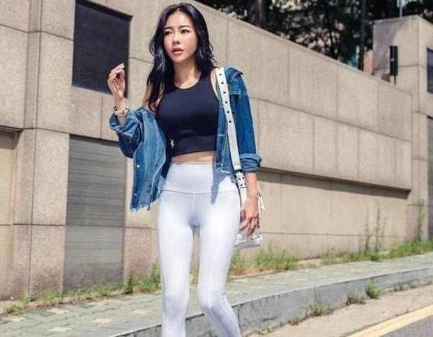 街拍迷人时尚的紧身打底裤美女，尽显优雅大方的女性气质！