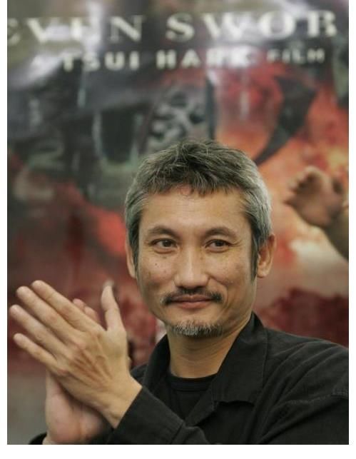 |顶流男神易烊千玺晒黑白照，吴京搞笑海报，长津湖预售已破6千万