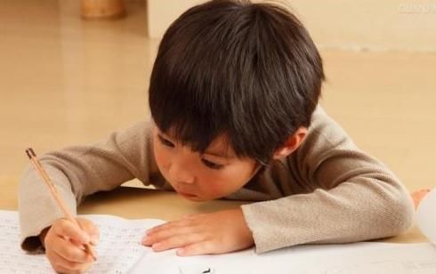 孩子的想象|幼儿园让画“妈妈睡姿”,孩子们脑洞大开,网友三天没挨打了