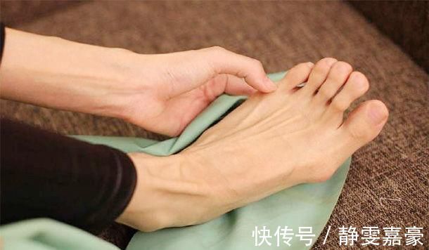 甲状腺功能减退|脚部有“4症状”,是“大病”在提前通知你,医生需尽早就医