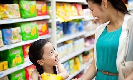 消费观|“妈妈我想吃榴莲”，两位民工妈妈的不同回答，已经影响孩子人生